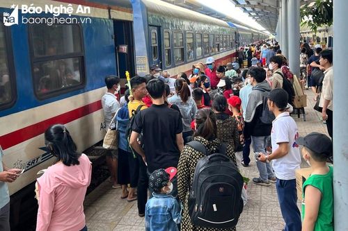 Sân bay, nhà ga đông đúc trong ngày cuối kỳ nghỉ lễ; Giá vé xe khách tăng cao
