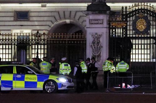 Cảnh sát Anh bắt giữ đối tượng mang hung khí vào Cung điện Buckingham