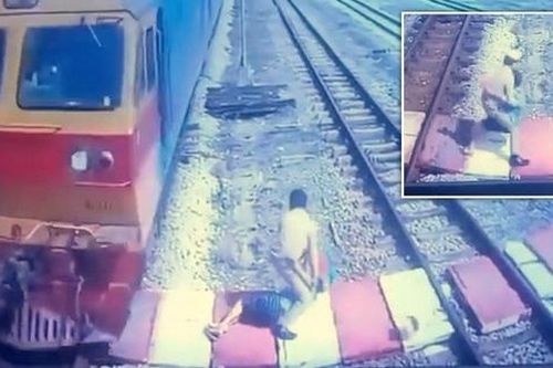 Video giải cứu cụ bà ngoạn mục ngay trước mũi tàu hỏa