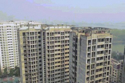 Bên trong ký túc xá hiện đại bậc nhất Hà Nội bị bỏ hoang, cỏ dại um tùm