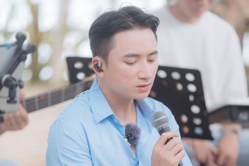 Đi diễn giữa trời mưa, Phan Mạnh Quỳnh nhận mưa lời khen với hành động đầy tinh tế