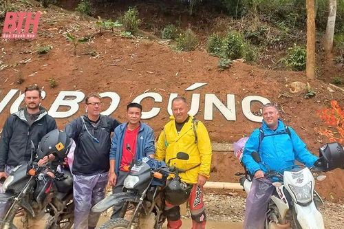 Khu du lịch động Bo Cúng (Quan Sơn) đón lượng khách kỷ lục