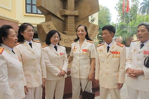 Người con gái viết đơn bằng máu, tình nguyện ra chiến trường bảo vệ đất nước, trả thù cho cha