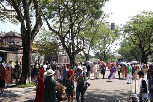 Đội nắng, xếp hàng mòn mỏi chỉ vì... vé điện tử vào tham quan Đại Nội Huế, nhiều du khách bức xúc