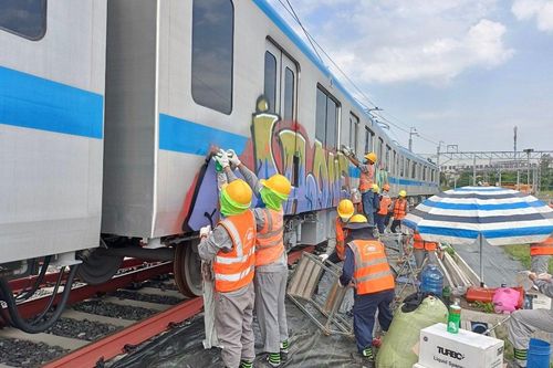 Toa tàu Metro số 1 được làm sạch sau sự cố vẽ bậy