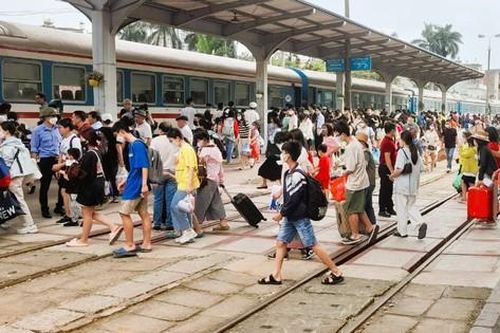 Du khách đổ về kín Đồ Sơn, Ga Hải Phòng đón lượng khách kỷ lục