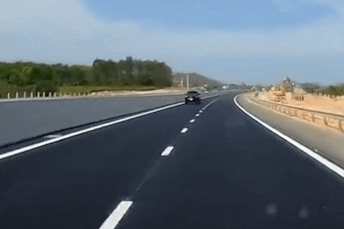Xe bán tải phóng ngược chiều trên cao tốc Dầu Giây - Phan Thiết