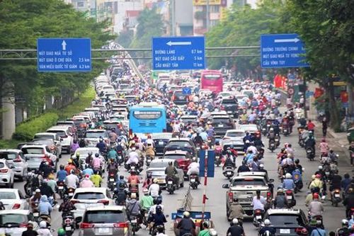 Sáng 4/5, đường phố Hà Nội lại chật như nêm sau kỳ nghỉ lễ