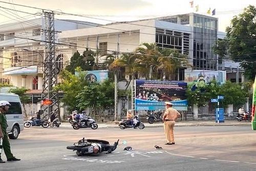 Tai nạn giao thông ngày 4/5/2023: Va chạm với container, 2 vợ chồng thương vong