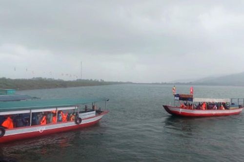 Hà Tĩnh: Tìm thấy thi thể nam du khách trên hồ Nhà Đường
