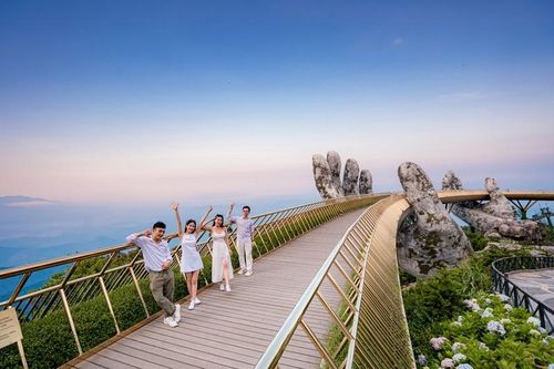 Hàng ngàn du khách đến Công viên Châu Á và Bà Nà Hills