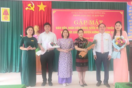 Ngành Giáo dục Hướng Hóa trao quyết định tuyển dụng giáo viên mới