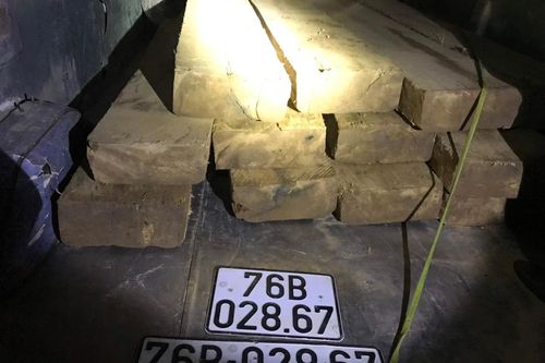 Ô tô 16 chỗ 'hết đát' được hoán cải chở gỗ lậu