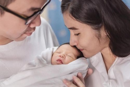 Chồng tự đỡ đẻ cho vợ nhờ hướng dẫn qua điện thoại
