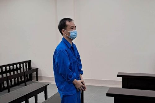 Dùng taxi tông xe máy để trả thù vì bị tát