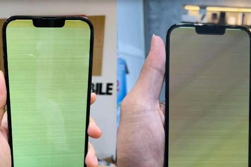 Sửa iPhone 13 Pro màn hình xanh bằng cách… 'câu dây đồng'