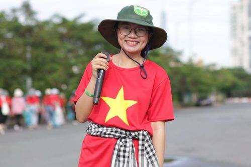 Cô gái 10X mê du lịch xanh, kể lần hạnh phúc khóc òa khi đi nhặt rác