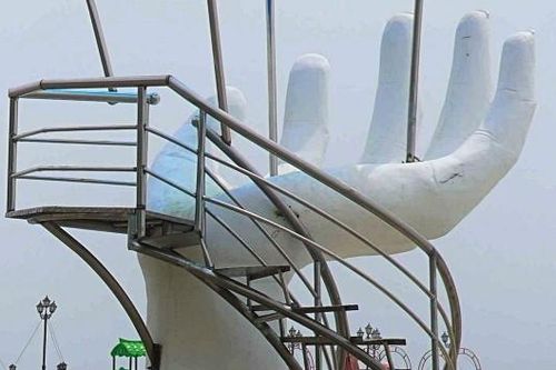 Thanh Hóa nói gì về bàn tay đinh vít 'bẫy' du khách trên bãi biển?