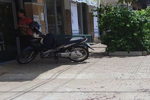 Bị phát hiện mang vàng giả đi cầm đồ, thanh niên đâm người để tẩu thoát
