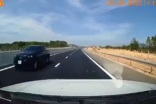'Rùng mình' xe bán tải chạy ngược chiều trên cao tốc mới Phan Thiết-Dầu Giây