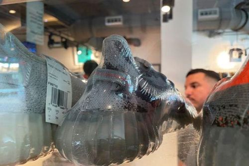 Adidas trước áp lực giải quyết vấn đề liên quan đến mẫu giày Yeezy