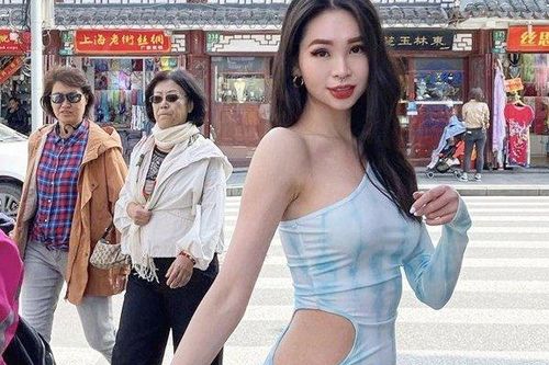 Kiểu váy 'thủng' gây chú ý trên phố