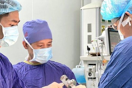 Phẫu thuật thay khớp háng toàn phần cho nữ bệnh nhân bị tàn phế