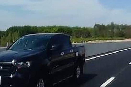 Phóng xe bán tải chạy ngược chiều gây phẫn nộ, tài xế 'trả giá đắt'