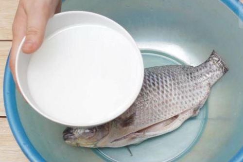 Đổ rượu trắng ra cốc theo cách này, tiết kiệm cả đống tiền mỗi tháng