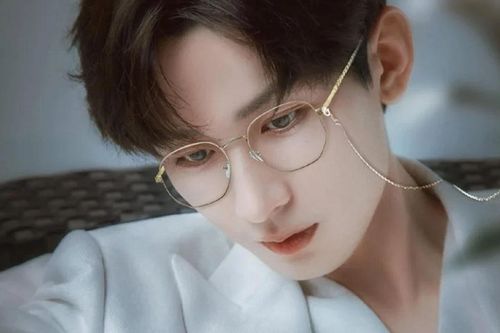 Hậu hợp tác cùng Dương Tử, Thành Nghị lộ ảnh ôm con, ngoại hình ông bố bỉm sữa gây sốt