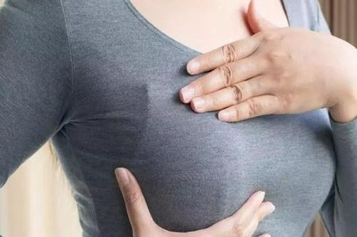 Nhờ thói quen của con gái mắc bệnh Down, người mẹ phát hiện bị ung thư