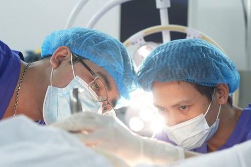 Tụt thai ở tuần 21, được chỉ định khâu eo tử cung cấp cứu và sinh đôi an toàn ở tuần 33