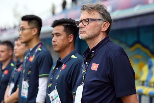 HLV Troussier: 'U.22 Việt Nam không được phép sợ hãi'; Cha Messi khẳng định con trai sẽ rời PSG vào cuối mùa