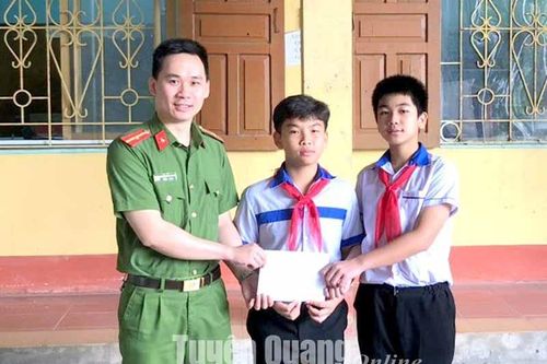 Hai học sinh trả lại tiền cho người đánh rơi