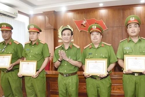 Công an tỉnh Cà Mau khen thưởng các cá nhân phá nhanh vụ giết người, cướp tài sản