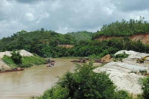 Đình chỉ doanh nghiệp khai thác cát làm sạt lở bờ sông Krông Nô