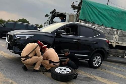 CSGT Bắc Giang giúp đỡ nhiều lái xe gặp sự cố trên đường