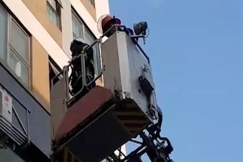 Cảnh sát ngăn chặn kịp thời cháu bé định nhảy tầng 8 chung cư tự tử