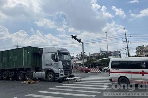 Trở lại làm việc sau kỳ nghỉ lễ, hai vợ chồng gặp nạn dưới bánh xe container