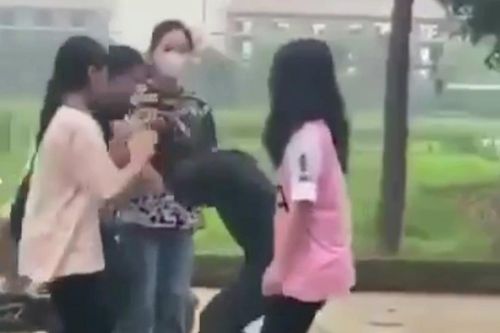 Nữ sinh lớp 7 bị bạn đánh hội đồng dã man