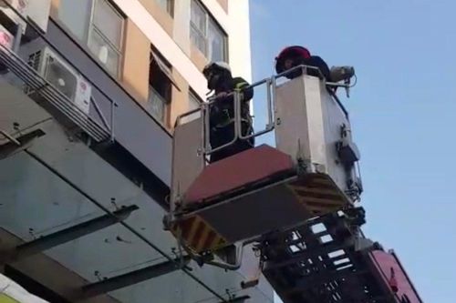 Cảnh sát phá khóa, cứu bé trai 14 tuổi định nhảy từ tầng cao chung cư tự tử