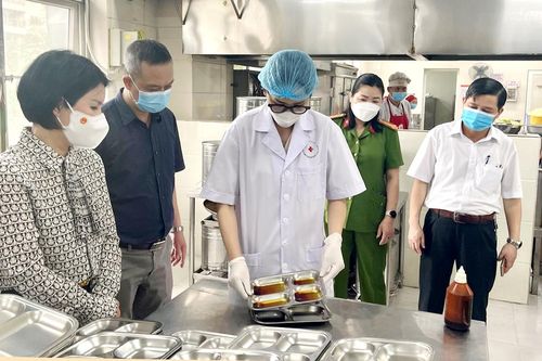 Sở Y tế Hà Nội kiểm tra an toàn vệ sinh thực phẩm tại Trường Tiểu học Nguyễn Du