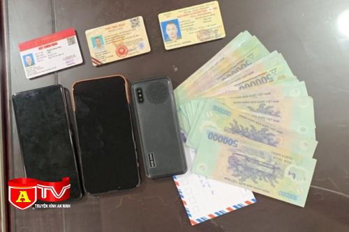 Bắt giữ 3 đối tượng giả danh nhà báo cưỡng đoạt tài sản