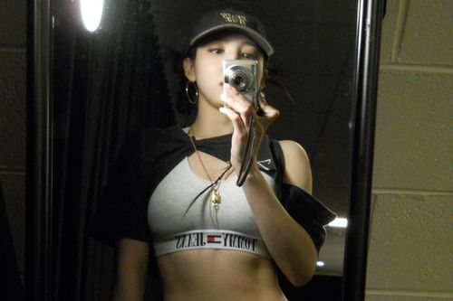 Nayeon (TWICE) mặc bra khoe cơ bụng số 11