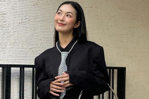 Ra đường với áo của mẹ, quần của bố