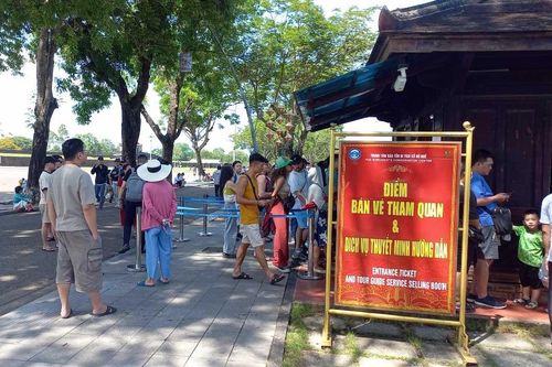 Lãnh đạo tỉnh thị sát hệ thống bán vé điện tử ở Đại nội Huế