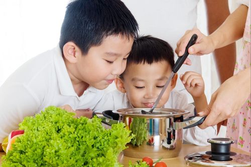Trẻ bị bệnh gan mạn tính nên và không nên ăn gì?