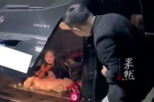 Con gái 3 tuổi trốn trong cốp ôtô tạo bất ngờ cho bố