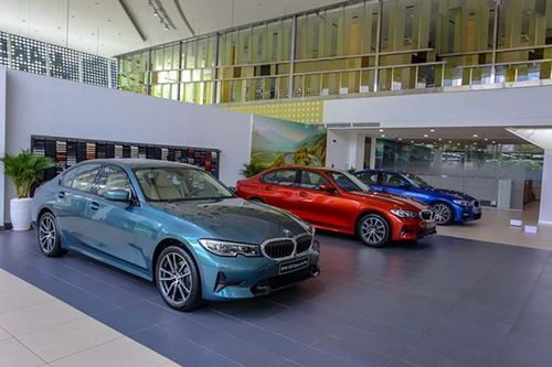 BMW 3-Series đang giảm giá 'kịch sàn', tranh khách của Toyota Camry