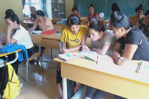 Linh hoạt tổ chức lớp xóa mù chữ tạo thuận lợi cho người học